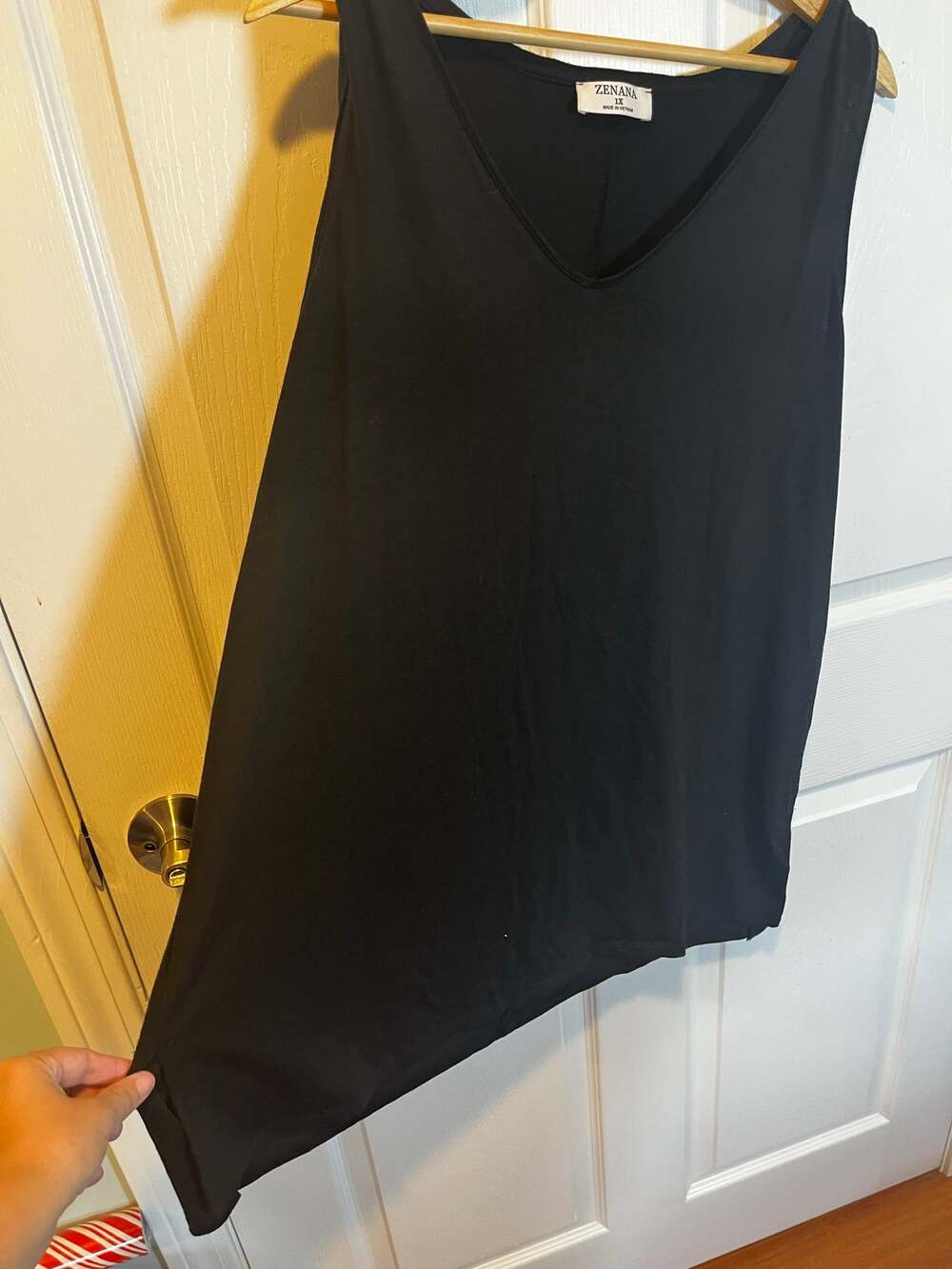 Zenana v neck split hem tank in black NWT